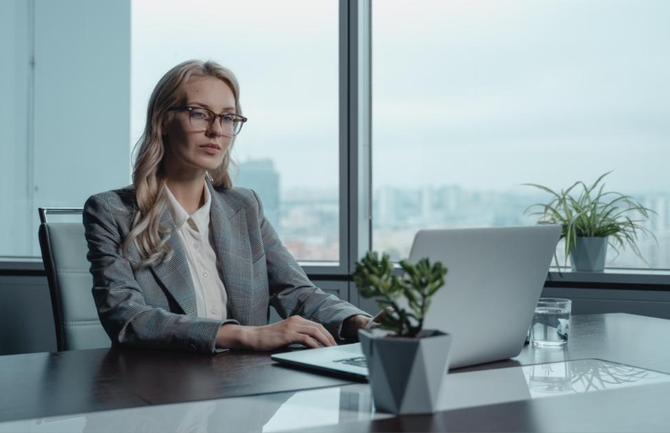 assistante à son bureau